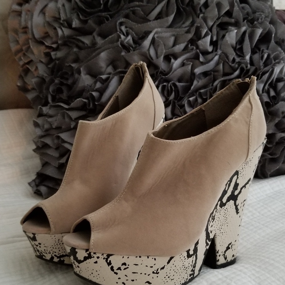 Shoes - Picture 2 of 3